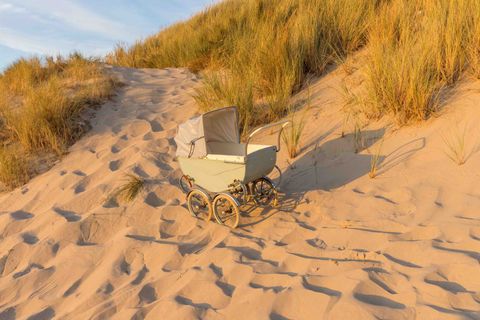 Ouderwetse kinderwagen in de duinen van Castricum