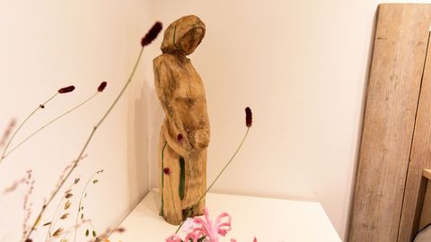Houten beeld en bloemen in de verloskundige praktijk