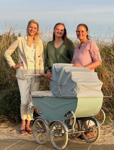 De verloskundigen van Verloskundige Praktijk Castricum met een kinderwagen in de duinen