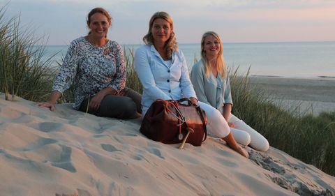 De verloskundigen met de verlostas op het strand van Castricum