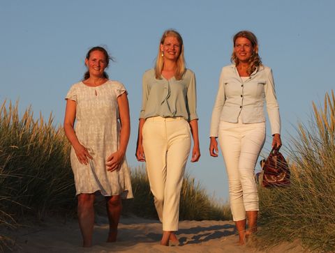 De verloskundigen wandelen door de duinen
